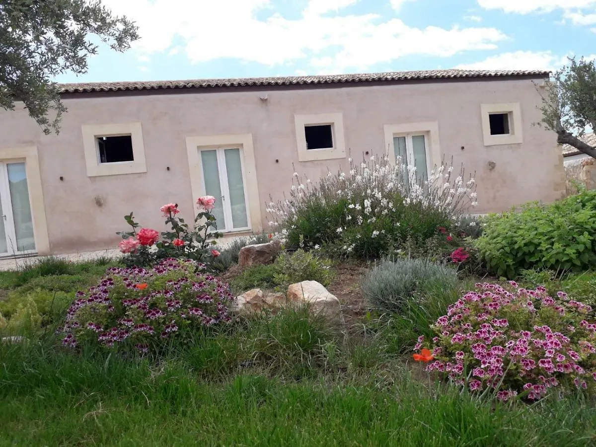 Ballium Luxury Relais Avola Farm stay